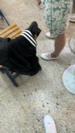 超硬核抄底领口偷拍美女老师 诱人窄内香臀 低胸美乳大饱眼福 满脑子都是老师色色的身体 截图2
