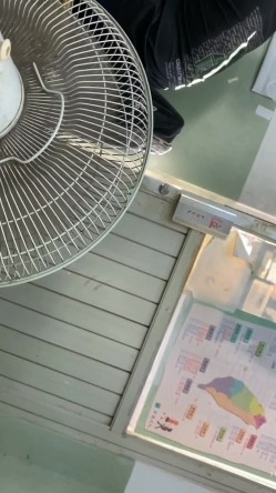 超硬核抄底领口偷拍美女老师 诱人窄内香臀 低胸美乳大饱眼福 满脑子都是老师色色的身体 截图4