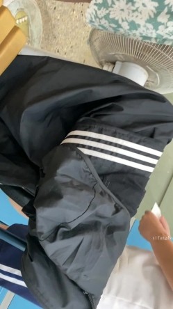 超硬核抄底领口偷拍美女老师 诱人窄内香臀 低胸美乳大饱眼福 满脑子都是老师色色的身体 截图8