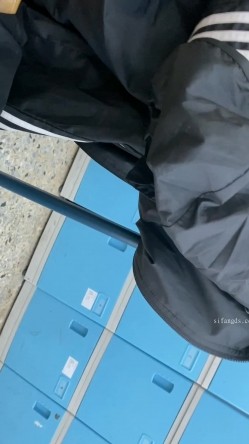 超硬核抄底领口偷拍美女老师 诱人窄内香臀 低胸美乳大饱眼福 满脑子都是老师色色的身体 截图9