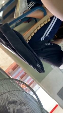 超硬核抄底领口偷拍美女老师 诱人窄内香臀 低胸美乳大饱眼福 满脑子都是老师色色的身体 截图16