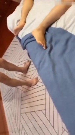 同事带好多公司同事回家~约好一起去给他老婆高潮~老婆不达到高潮一个也不许走！！ 截图11