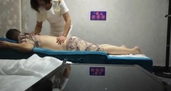 ️顶级骚熟妇城中村按摩女技师『燕姐』勾引顾客店内口爆啪啪3P满足性欲 截图2