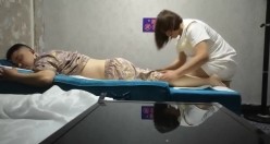 ️顶级骚熟妇城中村按摩女技师『燕姐』勾引顾客店内口爆啪啪3P满足性欲 截图3