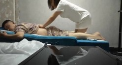 ️顶级骚熟妇城中村按摩女技师『燕姐』勾引顾客店内口爆啪啪3P满足性欲 截图4