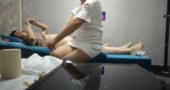 ️顶级骚熟妇城中村按摩女技师『燕姐』勾引顾客店内口爆啪啪3P满足性欲 截图8