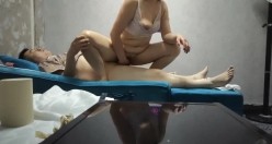 ️顶级骚熟妇城中村按摩女技师『燕姐』勾引顾客店内口爆啪啪3P满足性欲 截图12