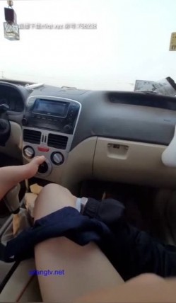 苗条萌妹子【可爱灵】驾车户外车震，口交副驾上位骑乘大力猛操 截图6