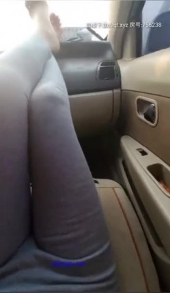 苗条萌妹子【可爱灵】驾车户外车震，口交副驾上位骑乘大力猛操 截图14