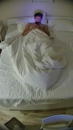 酒店偷拍 大学生情侣蓝衬衫气质美女被操后喜欢用双脚踩舔狗男朋友脸 截图5