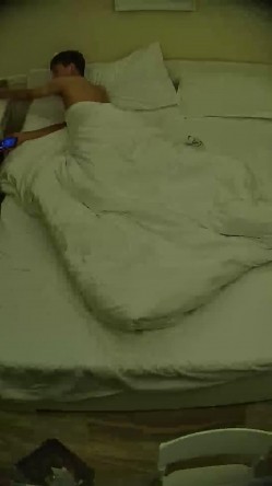 酒店偷拍 大学生情侣蓝衬衫气质美女被操后喜欢用双脚踩舔狗男朋友脸 截图6