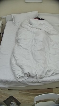 酒店偷拍 大学生情侣蓝衬衫气质美女被操后喜欢用双脚踩舔狗男朋友脸 截图11