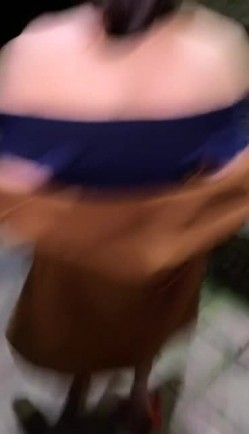 非常骚的女人街上大胆露出，街边玩车震全程露脸从下舔到上，口交毒龙呻吟不断叫的太骚被我爆草，骚逼快被我玩坏了 截图1