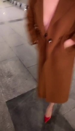 非常骚的女人街上大胆露出，街边玩车震全程露脸从下舔到上，口交毒龙呻吟不断叫的太骚被我爆草，骚逼快被我玩坏了 截图4