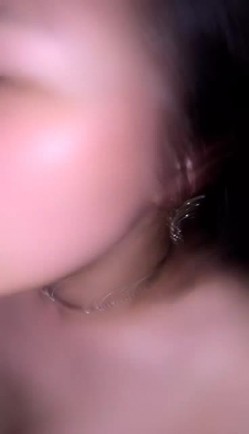 非常骚的女人街上大胆露出，街边玩车震全程露脸从下舔到上，口交毒龙呻吟不断叫的太骚被我爆草，骚逼快被我玩坏了 截图16