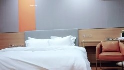 探花大神回归，【利哥探花】，深夜外围场，皮肤很白的四川小姐姐，打桩机狂暴输出嗷嗷叫 截图1