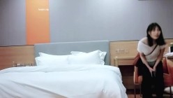 探花大神回归，【利哥探花】，深夜外围场，皮肤很白的四川小姐姐，打桩机狂暴输出嗷嗷叫 截图2