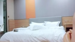 探花大神回归，【利哥探花】，深夜外围场，皮肤很白的四川小姐姐，打桩机狂暴输出嗷嗷叫 截图14