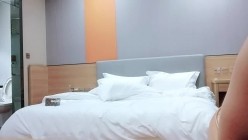 探花大神回归，【利哥探花】，深夜外围场，皮肤很白的四川小姐姐，打桩机狂暴输出嗷嗷叫 截图15