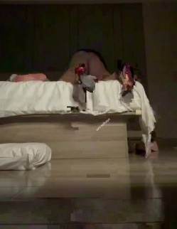 约炮大神，【阿曼达】，VIP付费福利，泄密多位极品妹子福利，麻将桌前操牌友，3P别人的老婆偷情 截图4