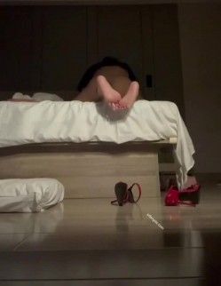 约炮大神，【阿曼达】，VIP付费福利，泄密多位极品妹子福利，麻将桌前操牌友，3P别人的老婆偷情 截图5