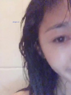 穷人的女神富人的母狗，颜值气质天花板奶茶【你的阿莓】土豪定制，自抠放尿大姨妈洗澡各种展示极度反差 截图1