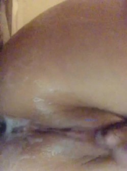穷人的女神富人的母狗，颜值气质天花板奶茶【你的阿莓】土豪定制，自抠放尿大姨妈洗澡各种展示极度反差 截图4