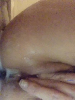 穷人的女神富人的母狗，颜值气质天花板奶茶【你的阿莓】土豪定制，自抠放尿大姨妈洗澡各种展示极度反差 截图6
