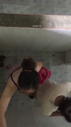 大胆牛人《游泳场简易更衣室偷拍》 ️ 爬上房顶偷拍女泳客更衣淋浴 截图3