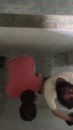 大胆牛人《游泳场简易更衣室偷拍》 ️ 爬上房顶偷拍女泳客更衣淋浴 截图6