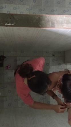 大胆牛人《游泳场简易更衣室偷拍》 ️ 爬上房顶偷拍女泳客更衣淋浴 截图11