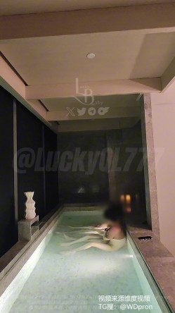 四川绿帽人妻情侣原创「LuckyQL777」丝袜美腿后入骑乘，泳池性爱淫乱趴，角色扮演妓女，黑丝高跟骚货约单男疯狂3p，回家跟老公汇报 截图7