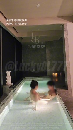 四川绿帽人妻情侣原创「LuckyQL777」丝袜美腿后入骑乘，泳池性爱淫乱趴，角色扮演妓女，黑丝高跟骚货约单男疯狂3p，回家跟老公汇报 截图9