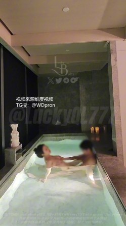四川绿帽人妻情侣原创「LuckyQL777」丝袜美腿后入骑乘，泳池性爱淫乱趴，角色扮演妓女，黑丝高跟骚货约单男疯狂3p，回家跟老公汇报 截图11