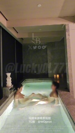 四川绿帽人妻情侣原创「LuckyQL777」丝袜美腿后入骑乘，泳池性爱淫乱趴，角色扮演妓女，黑丝高跟骚货约单男疯狂3p，回家跟老公汇报 截图12
