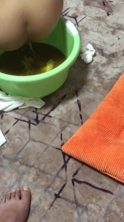 《字母圈顶级大神 ️极限调教阴环骚母狗》震撼全网露脸反差婊体验各种虐阴虐肛，玩法花样多，吃屎喝尿啪啪生殖器各种操作 截图15