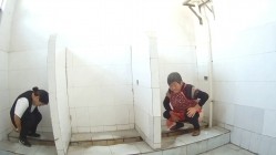 小镇农贸市场无门公厕偷拍多位美女少妇嘘嘘 截图1