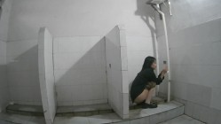 小镇农贸市场无门公厕偷拍多位美女少妇嘘嘘 截图13