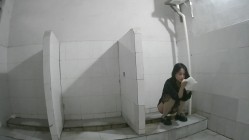 小镇农贸市场无门公厕偷拍多位美女少妇嘘嘘 截图14
