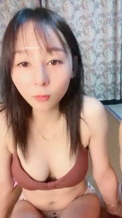 尤物来了~【可可S】大胸极品~无套内射约啪~骚逼射满一肚子~肤白貌美，家中性爱自拍！ 截图4