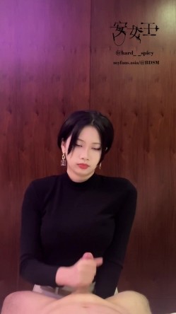 【安女王】龟头调教，手指，辣椒，串珠插马眼，手淫教学，大哥叫声享受 截图3