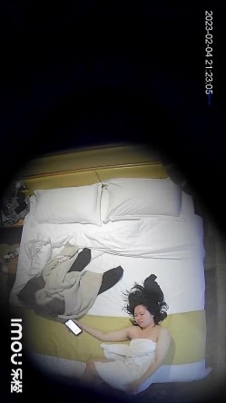 酒店偷拍 掰开双腿 换上白丝或纱裙等肏,这大奶子，太给力，对着逼狂舔不停，爽 截图3