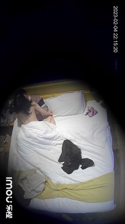 酒店偷拍 掰开双腿 换上白丝或纱裙等肏,这大奶子，太给力，对着逼狂舔不停，爽 截图4