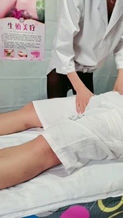 生殖美疗专场，女技师爆草男顾客，按摩大鸡巴弄硬了就舔，垫上毛巾漏出个鸡巴主动上位爆草抽插把鸡巴干软 截图3