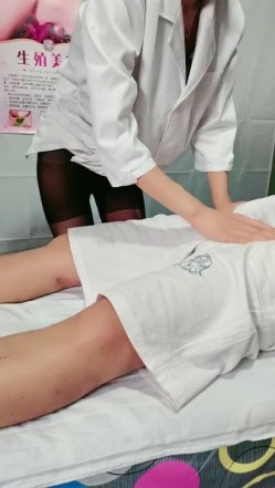 生殖美疗专场，女技师爆草男顾客，按摩大鸡巴弄硬了就舔，垫上毛巾漏出个鸡巴主动上位爆草抽插把鸡巴干软 截图6