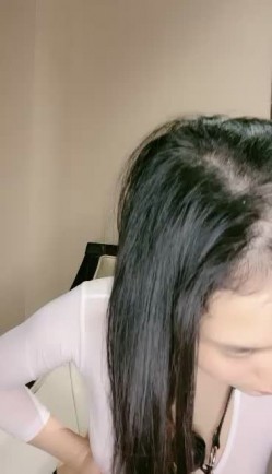 外表清纯女神真会玩！包臀短裙高跟鞋！口塞跳蛋双洞齐插，按住头猛吃屌，骑乘位拉手后入 截图1