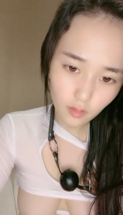 外表清纯女神真会玩！包臀短裙高跟鞋！口塞跳蛋双洞齐插，按住头猛吃屌，骑乘位拉手后入 截图8