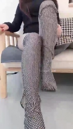 ️最新流出，熟女控必备！丝袜熟女团队【未知姓名3】丝袜无内骚穴特写 截图4