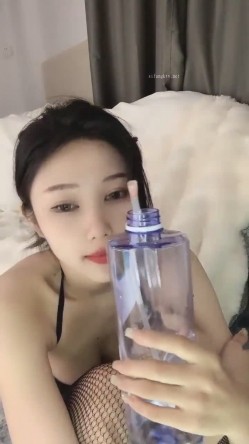最新下海的大美女，人美，气质高~尤物~【小玉】这奶子无解了，太好看了，哪个男人看了不想摸两把 截图9