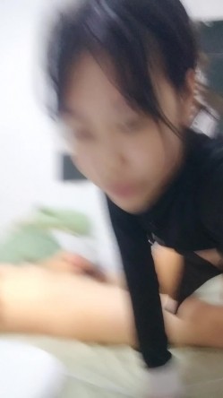 颜值美少女，被炮友操逼，跪着按头深喉，黑丝大长腿，主动骑乘位，怼入骚穴抽插，射的有点快 截图3